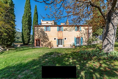 Period country property full of history... 30 minutes north of Montpellier, in absolute calm and surrounded by nature, this magnificent property of a former bishop of Montpellier from the end of the 17th century develops 220 m2. A configuration with ...