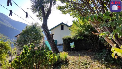 RESEARCH ! Very charming small town at altitude, located in the Vicdessos valley, nine kilometers from Tarascon-sur-Ariege. Village house with garden, terrace and a beautiful view of the mountains. Composed of an entrance with bathroom and laundry ar...
