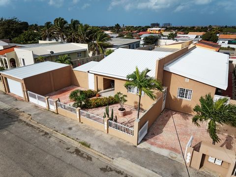 Willkommen in Ihrem Stück Paradies im Herzen von Aruba! Betreten Sie diese sorgfältig gepflegte Residenz und entdecken Sie ein geräumiges Layout mit 3 Schlafzimmern und 2 Bädern, das mit geschmackvollen Oberflächen geschmückt ist. Der offen gestaltet...