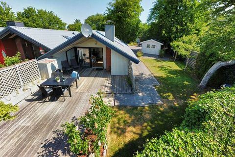 The Bikini-Butze is in the front row in the small jewel holiday village of Holnis/Baltic Sea. It is fully furnished for 6 people. The Bikini Butze has 3 bedrooms (two rooms with a double bed 160 cm x 200 cm, one room with a single bed 80 cm x 200 cm ...