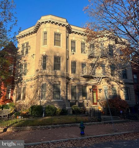 An amazing opportunity to purchase a Capitol Hill institution, the Charlotte Lee at Eastern Market. Family owned for nearly 40 years, the property is 6 units; five 1 & 2 bedroom units plus a sixth, owner occupied unit. Original historic details compl...