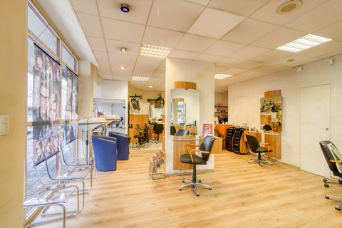 Lise Aquilina ... offers you exclusively the sale of this PAS DE PORTE, commercial premises located in the hyper center of Chamalières in the immediate vicinity of all shops and amenities. Current operation: hair salon and hair prostheses. Lease all ...