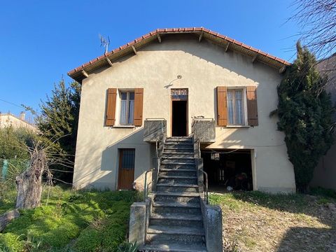Downtown Pertuis, we offer this old house to renovate of about 90 m2 facing south with total basement comprising: a garage, a cellar and a laundry room. The house is located on the 1st level and includes: an entrance hall, a kitchen, a main room, a b...
