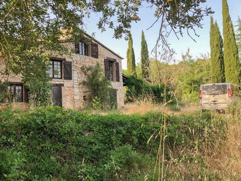Redesign this superb stone property to fit your needs..... Located in a quiet and residential area at only 5 minutes drive from Fayence, old stone 