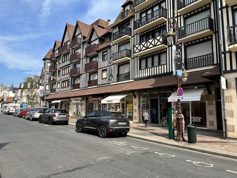 In the center of Deauville between Place Morny and the Town Hall, right to lease 3/6/9 local commecial of about 53m2 on 2 levels plus mezzanine. Facade of 4m: -On the ground floor, a surface of 32m2 with mezzanine with toilet and water point. -baseme...