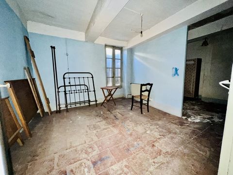 Exclusively in your Laborie real estate agencies, come and discover this village house R + 2 to renovate in the city center of vias. The house is composed on the ground floor of a room that can be used as a kitchen dining room, on the 1st floor a lar...
