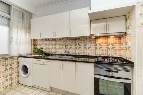 Appartement de 2 chambres sur la Rua José Gomes Ferreira, avec vue sur le stade Estrela da Amadora et à 5 minutes à pied de la gare de Reboleira et de la station de métro. Bon état général, agréable et prêt à être habité. Ce bien comprend : Cuisine, ...