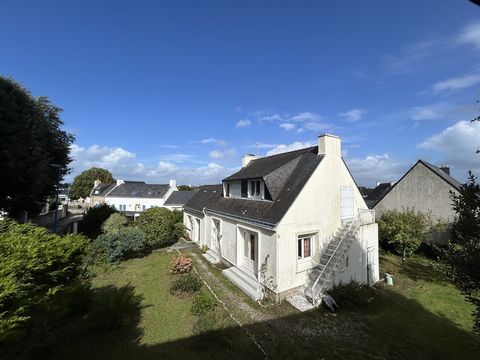 MOCQUARD Immobilier vous présente en exclusivité cette jolie maison en coeur de bourg , un mixte des années 50 avec ses parquets en bois et des années 70. Elle vous propose un beau séjour/salon, une cuisine séparée, salle d'eau et deux chambres au re...