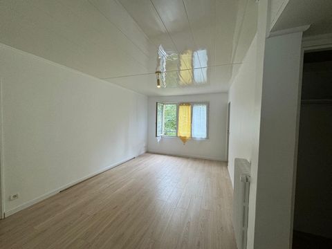 Charment appartement 3 pièces, refait a neuf comprenant un salon lumineux, 2 chambres, une salle d'eau, cuisine et un débarras pratique offrant un espace de rangement supplémentaire. Une cave, complète ce bien. Idéalement situe, proche des commerces ...