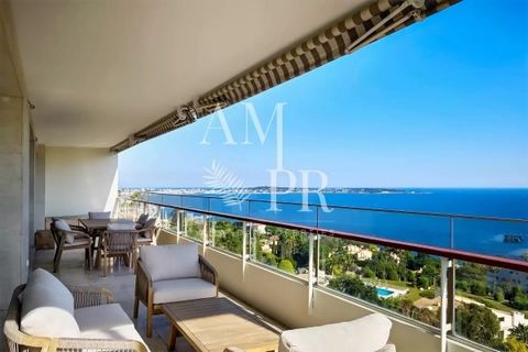 BAISSE DE PRIX - Amanda Properties vous propose dans une résidence grand luxe sécurisée avec gardien 24/24h, piscine, magnifique appartement d'angle de 128 m² entièrement rénové avec des matériaux de qualité. Ce bien se compose d'une entrée, d'un séj...