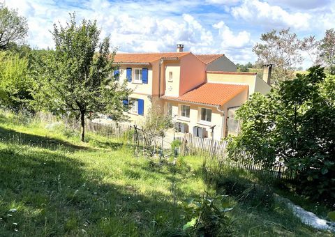 La Caulié, a sought-after part of Castres, at 2 minutes far away from shops, high schools, nureseries, sports facilities of Borde-Basse, in a bucolic and preserved place, this superb house with full basement, benefiting from an exceptional environmen...