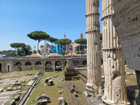 We are thrilled to present you this extraordinary property in the heart of the Historic Center of Rome, unique for its historical beauty and privileged position in front of the majestic Imperial Forums. The prestigious building of the early '700, loc...