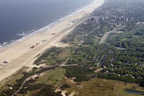 Op Vakantiepark Kijkduin zijn onlangs (2018) drie nieuwe types vrijstaande en gelijkvloerse chalets aan het programma toegevoegd. Zo is er de 4-pers. Comfort variant (NL-2555-14). Dit modern chalet beschikt over twee slaapkamers en twee badkamers met...