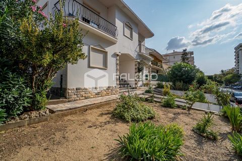 Discover this spectacular 4-bedroom house, divided into two floors, located in the prestigious Jardim de São Domingos neighborhood, in Santarém. This residence was carefully designed to provide comfort, space and an excellent quality of life for a fa...