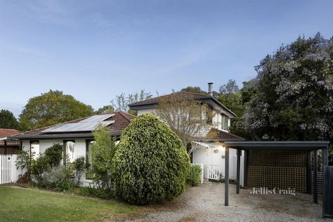 De fabuleuses perspectives d’avenir s’offrent à vous avec cette maison remplie de potentiel offrant un vaste aménagement avec une surprise ou deux, trois espaces de vie et une merveilleuse connexion avec le jardin. Un quartier axé sur la famille amél...