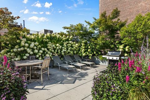 This serene and sophisticated duplex penthouse loft is tucked away on Soho's most coveted cobblestone block and features superb finishes, a spacious split bedroom layout and a magical rooftop garden ideal for outdoor entertaining and quiet relaxation...