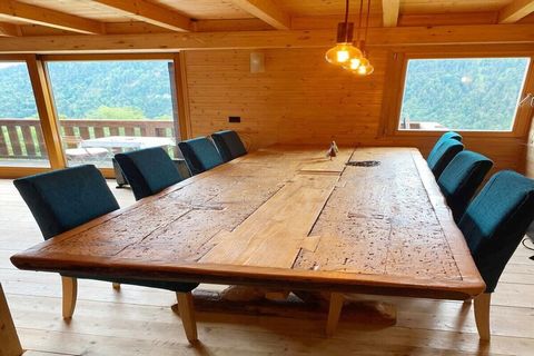 Bienvenue dans la partie moderne du chalet Heidi à Rossiniere, où des vues imprenables et une nature sereine vous attendent ! Ce chalet vieux de 350 ans allie le charme traditionnel des Alpes au confort moderne. Située dans une zone boisée avec une v...