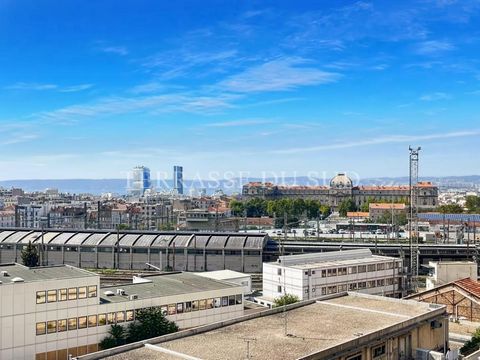 T4 de 93 m2 avec Terrasse de 15m², Cave et 1 box voiture. Au sein d'une copropriété, très bien entretenue, bénéficiant d'un beau jardin collectif, il se situe au 5ème étage sur 9 (avec ascenseur). Traversant Est-Ouest, il offre une entrée, une belle ...