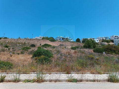 Terreno urbano de 850 m² situado nas proximidades da praia de Cabanas Velhas e a apenas 2 minutos da pitoresca aldeia piscatória de Burgau. Este lote permite a construção de uma moradia com uma área bruta de construção de até 220 m², distribuída em d...