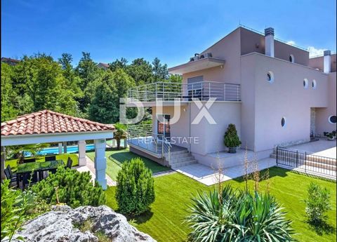 Location: Primorsko-goranska županija, Opatija - Okolica, Pobri. OPATIJA, POBRI - größeres Privathaus mit Schwimmbad in der Nähe von Opatija, Garage, zur Wintermiete In einem Sonderangebot von DUX Immobilien ist eine moderne und geräumige Doppelhaush...