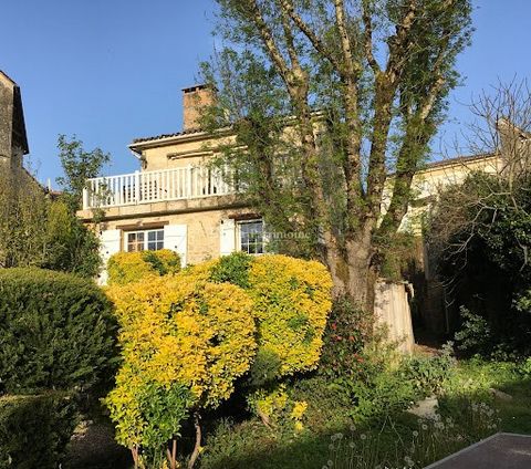 If you are looking for a pretty village house typical of the region, near the Dordogne, and preserved by time, this is the one for you. Rubble stone, beams, Gironde tiles, old-fashioned fireplace and as a bonus a magnificent view overlooking the rive...