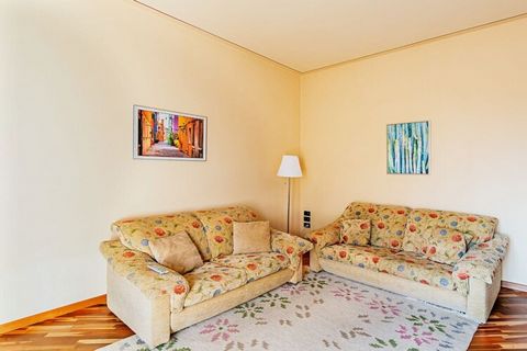 Located in Desenzano del Garda, close to the town center, beach and lake, 3-room apartment on the ground floor for a group or family holiday for up to 4 people! The apartment, equipped with free Wi-Fi internet connection and air conditioning in the l...