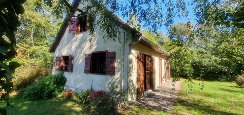 SAINT-PARDOUX- Blisko centrum miasta, ślepa uliczka, niezależny dom, częściowo podpiwniczony, składający się z: - Parter: wejście, kuchnia, jasny salon/jadalnia z piecem opalanym drewnem, przedpokój, 1 sypialnia, łazienka, WC, - 1 piętro: podest prow...