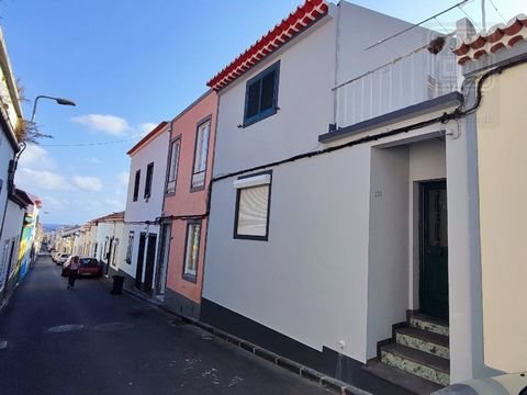 Wir bieten eine ausgezeichnete Gelegenheit, ein geräumiges Stadthaus mit 6 Schlafzimmern, bestehend aus 2 Etagen, in der Gemeinde São José, in der Stadt Ponta Delgada, zu erwerben. Dieses Haus befindet sich nur wenige Meter von Supermärkten, Schulen,...