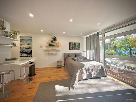 Die Wohnung ist komplett renoviert und neu im modernen Skandi-Stil eingerichtet. Die Wohnung ist mit einem Queensize-Bett (1,40 m) ausgestattet. Die Küche ist komplett ausgestattet mit Herd, Backofen, Kühlschrank und Geschirrspüler. Ein neuer High-Te...