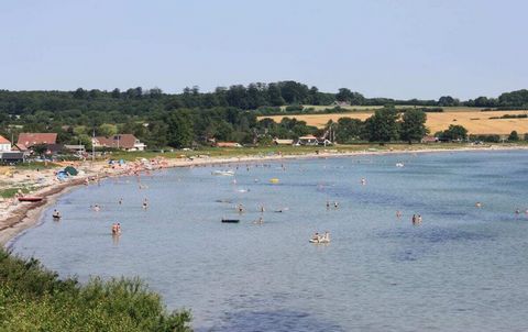 Die Ferienwohnung bietet ausreichend Platz für 4 Urlauber, hat 2 Schlafzimmer mit je einem Doppelbett, 1 Wohnzimmer, 1 Badezimmer mit separater Toilette und 1 Küchenzeile mit kompletter Ausstattung für die Selbstversorgung und Geschirrspüler. Mit übe...