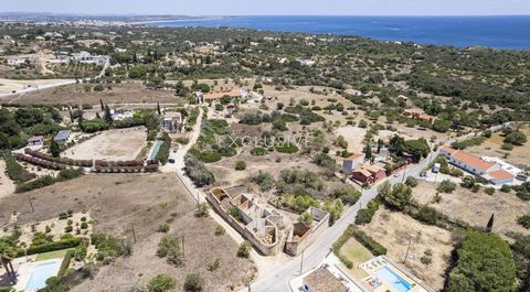 Ce terrain avec une ruine a vue sur la mer spectaculaires. Il est situe dans le charmant village de Caramujeira seulement quelques minutes des boutiques, restaurants, supermarches et de belles plages de sable blanc de l'Algarve. Le terrain a 7720m2 d...