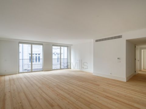 3 bedroom apartment with two parking spaces and storage, belonging to a unique project in the Porto City Center, with an unprecedented scale. The residential part of the project has 93 apartments, with types ranging from T0 to T4, from 35 to 192 squa...