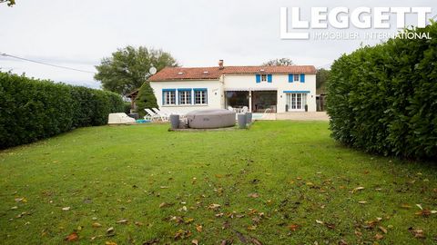 A32761TPK24 - Cette propriété de 174 m2 est une excellente opportunité pour un rénovateur d'entrer dans le marché de la location de vacances du Périgord Noir. Divisée en deux appartements avec un jardin et une piscine, il serait possible de louer l'u...