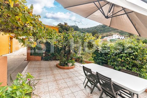 ZweistÃ¶ckiges Haus in Teror mit rustikalem Charme, schÃ¶ner Aussicht und Terrasse vor dem Haus. Dieses charmante zweistÃ¶ckige Haus befindet sich in Teror auf einem 138 m2 groÃŸen GrundstÃ¼ck mit einem schÃ¶nen Garten und einer Terrasse mit freiem B...