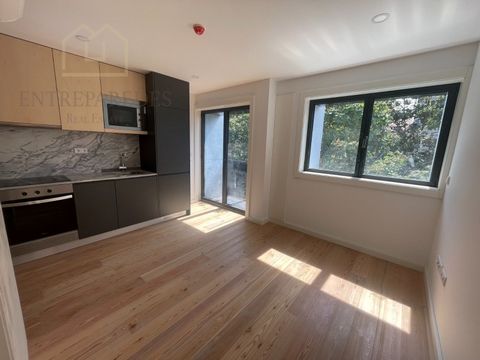 Apartamento T0+1 novo, com arrumos, para comprar no Bairro do Bonfim - Porto, junto ao Campo 24 de Agosto. Este apartamento T0+1 no Bairro do Bonfim, Porto, é uma excelente opção tanto para quem busca uma residência moderna quanto para quem deseja in...