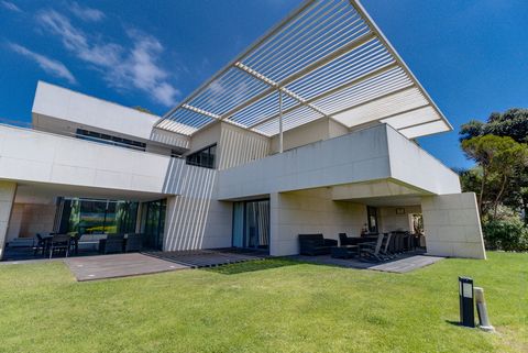 Kommen Sie und sehen Sie sich diese fantastische Villa mit moderner und autorenhafter Architektur an. Es handelt sich um ein exklusives Produkt, das sich auf der Halbinsel Tróia befindet, wo Sie sich auf die Gesellschaft von Delfinen verlassen können...