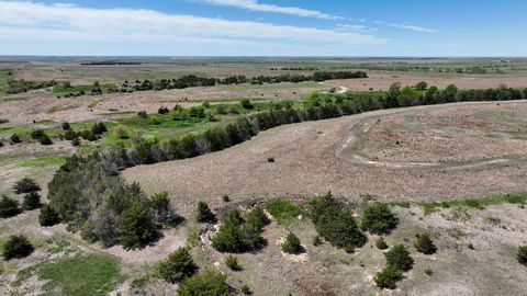 ***Owner Financing Available - Seller will owner finance with 20% down for a 10 year term, with a 5% interest rate*** Location:+/-476 acres located in Southeastern Graham County, Kansas along D road and 380th Avenue. This parcel is 10 miles from the ...