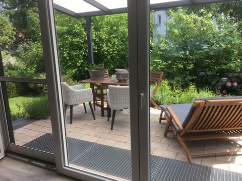 Moderne 2-Raum-Erdgeschosswohnung, 75 qm, Böden mit Edelvinyl, Badezimmer Fliesen. Fußbodenheizung. Elektrische Rollladen. W-LAN vorhanden. Überdachte Terrasse mit Garten. Wohnzimmer mit ausziehbarer Ledercouch, SAT-TV. Großer Esstisch mit 6 Stühlen....