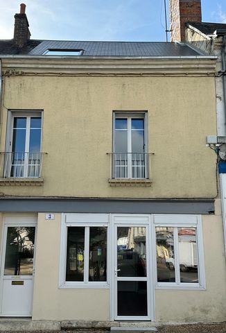 Au coeur d'un village - Commerces à pied et 1,5km en voiture de Super U - Une maison comprenant au rez-de-chaussée : une entrée, une pièce de vie, une chambre, une salle d'eau avec WC Au premier étage : trois chambres, cuisine, une salle de bains ave...