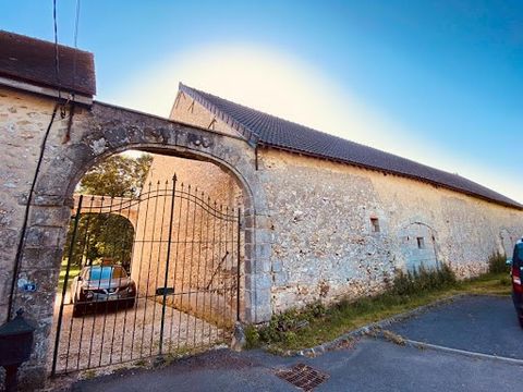 Rare et exceptionnelle bâtisse en pierre, dotée d'une magnifique charpente en chêne massif (posée sur des corbeaux en pierre de taille), d'ouvertures voutées et d'un terrain de plus de 1000 M2. Cette grange peut être aménagée en habitation, elle offr...