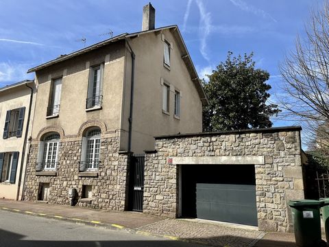 Nous vous proposons à la vente cette belle maison bourgeoise et familiale des années 1930. Située à Limoges, dans un secteur calme et à proximité du centre ville, cette maison est batie sur 3 niveaux avec ses parquets d'origine, ses cheminées en marb...