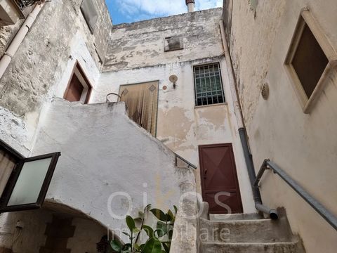 Ontdek dit unieke appartement te koop in het hart van het historische centrum van Oria, gelegen in de oude Joodse wijk. Dit charmante pand, dat gerenoveerd moet worden, biedt een fantastische kans om uw droomhuis of een vakantieverhuurinvestering te ...