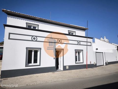 Villa de 5+1 chambres dans le centre du village de Castro Marim - Algarve. À côté du Fort de São Sebastião. Près du château. Maison sur deux étages composée au rez-de-chaussée d’un grand patio de 46,80 m2, avec parking, barbecue et douche. Également ...