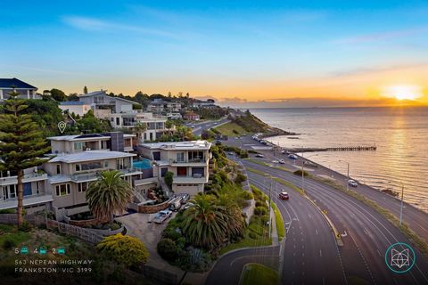 Een buitengewoon kaliber van luxe en kwaliteit wordt geboden door deze spectaculaire residentie met 5 slaapkamers aan het water, gelegen aan de kant van Olivers Hill met een adembenemend panoramisch uitzicht over de baai. Dit meesterwerk met vier ver...