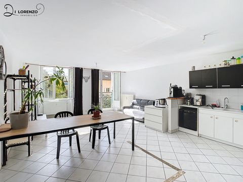 Dans le secteur calme de Saint-Blaise-du-Buis, à 10 minutes de Voiron et à l'intersection de Lyon, Chambéry et Grenoble, retrouvez ce T4 de 88 m². Cet appartement à rafraîchir composé d'une grande pièce de vie lumineuse, de 3 chambres et 1 salle de b...