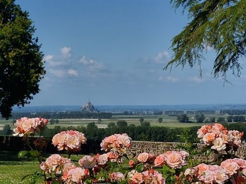 On the heights of the village of Roz-Sur-Couesnon, with a view of Mont-Saint-Michel, this 170 m2 property has all the comfort to accommodate a family with its large living rooms including a main living room (approximately 44 m2) with fireplace and fi...