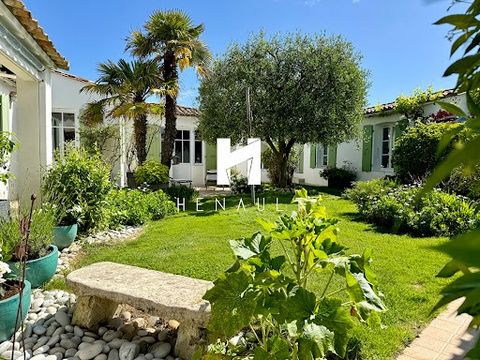 Ile de Ré, house for sale, La Couarde sur mer, close to the beach and the center, house in perfect condition with a lovely south-facing garden. Beautiful living spaces, 3 bedrooms, large office. Porch, jacuzzi, terrace, garage. (5.00% fees inclusive ...