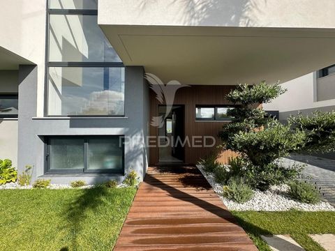 Moradia T4 localizada em Bicesse. Arquitetura contemporânea, inserida num lote de 325 m2 e com área de construção de 260 m2. Composta por 2 pisos que se distribuem da seguinte forma: Piso 0: - Hall de entrada; ⁃ Wc de serviço; ⁃ Sala e cozinha em ope...