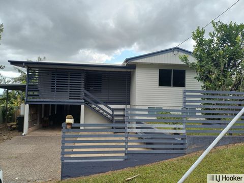 Nous sommes ravis de vous présenter cette maison classique du Queensland, nichée au cœur de la banlieue tranquille de Tully. Cette propriété combine le charme de l’architecture traditionnelle du Queensland avec le confort moderne, ce qui en fait un c...