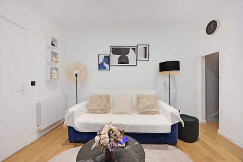 Checkmyguest vi offre questo accogliente appartamento di 45 m², situato in posizione ideale nel vivace quartiere Sentier, vicino ai Grands Boulevards. A pochi passi dal prestigioso Palais Garnier, questo accogliente appartamento dispone di una comoda...